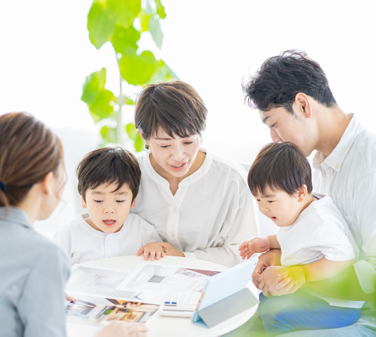 スタッフから保険の説明を聞く家族